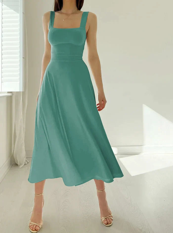 Mini robe cintrée chic avec larges bretelles élégantes