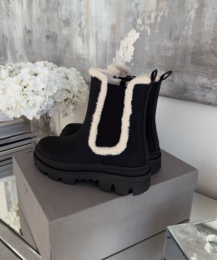 Bottes noires élégantes de Prima