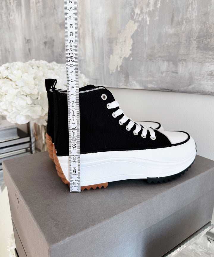 Adelia - Des baskets noires élégantes pour un look intemporel