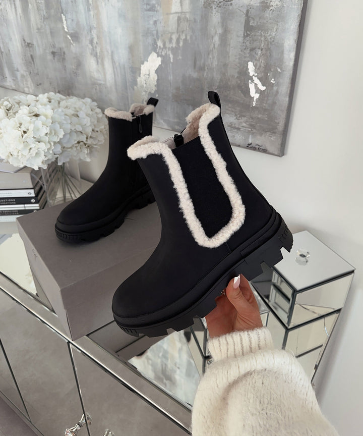 Bottes noires élégantes de Prima