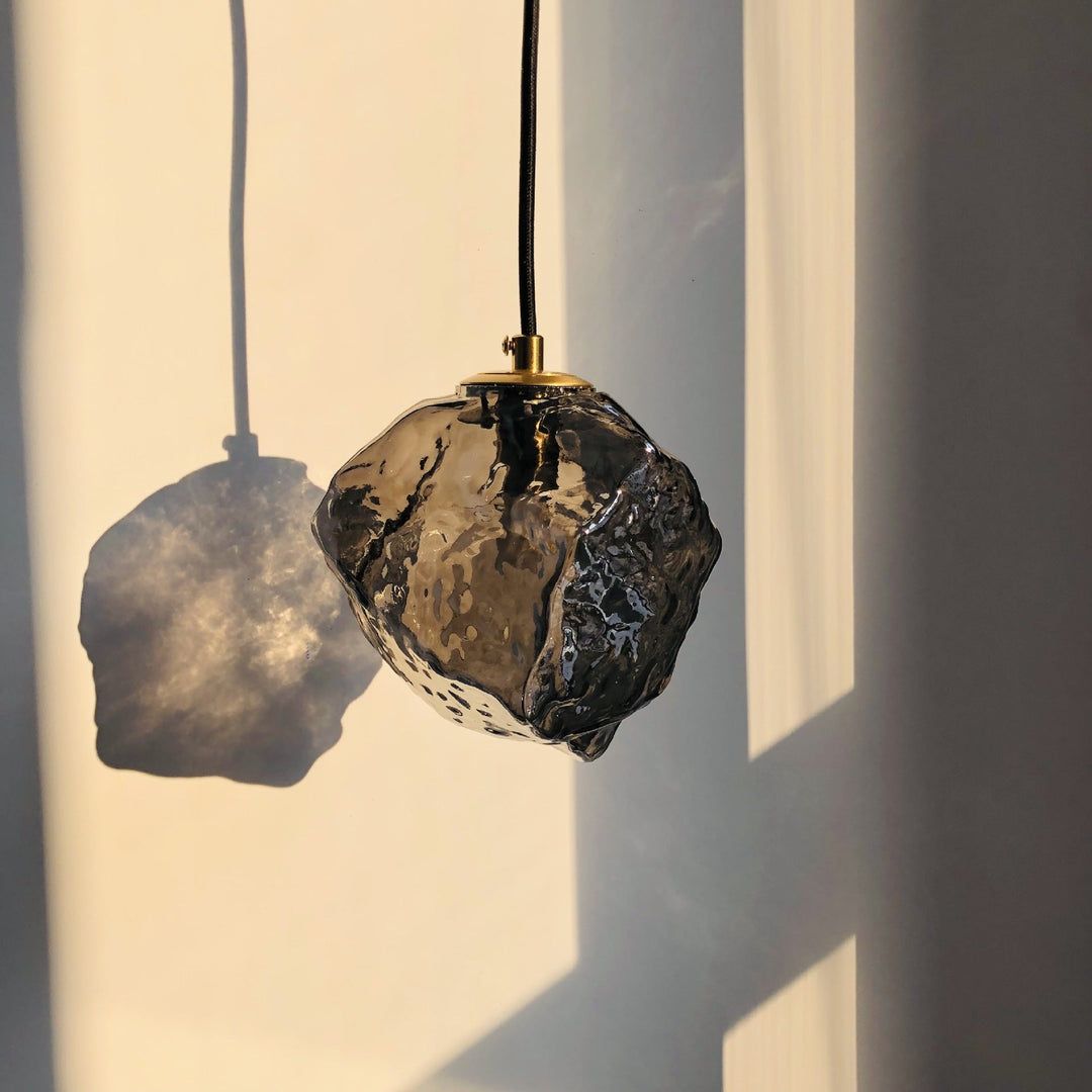 Lampe suspendue en verre de lave pour une atmosphère enchanteresse