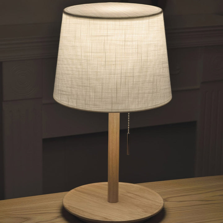 Lampe scandinave en noyer avec accents de tissu luxueux pour une lueur douce