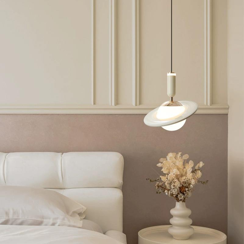 Superbe lampe suspendue Saturn pour les intérieurs élégants