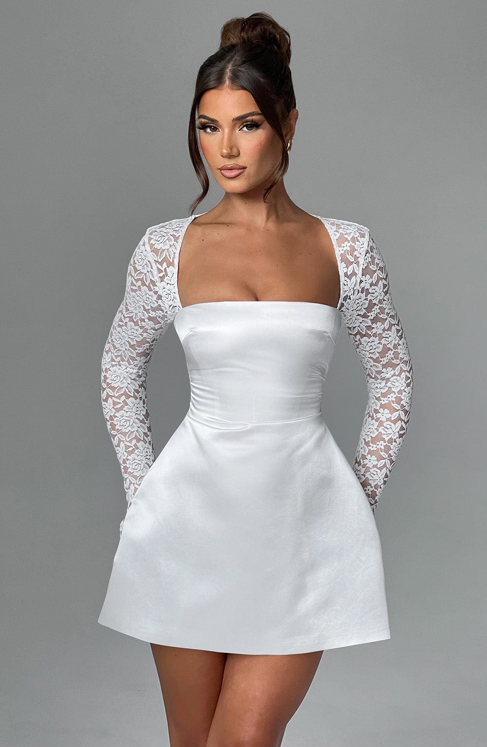 Clara Robe Courte Écru – Style Raffiné