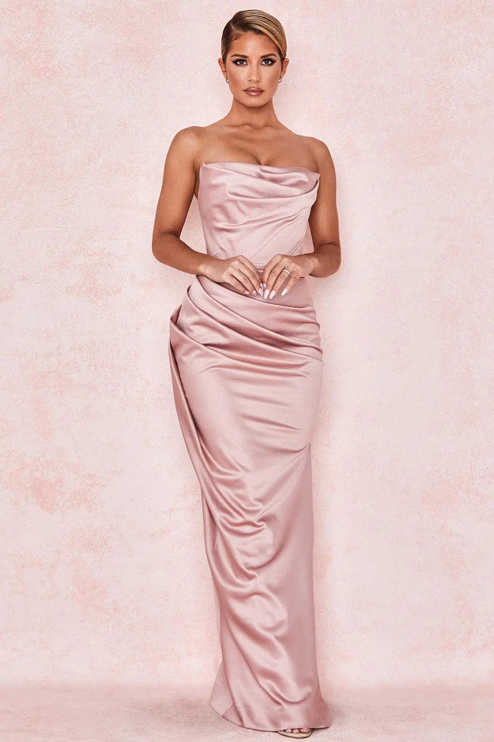 Onni | Robe longue élégante en satin sans bretelles pour un look sophistiqué