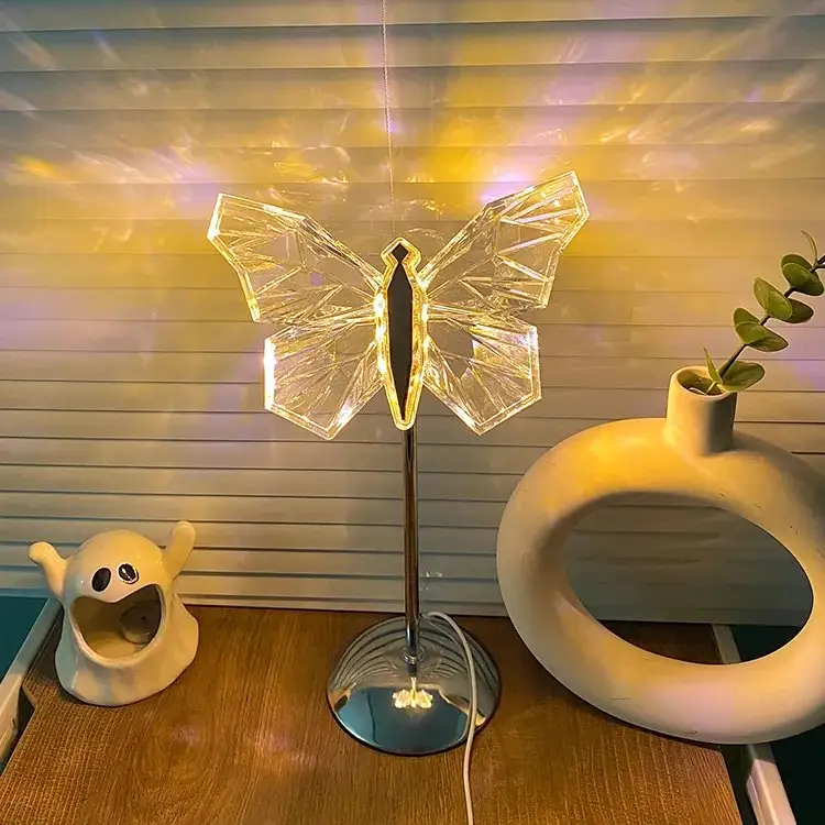 Élégante lampe à poser en cristal papillon pour une atmosphère enchanteresse